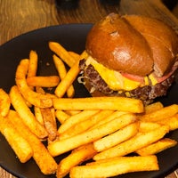 Foto tomada en Sketch Burger ®  por Sطْ 🏋🏾 el 11/23/2023