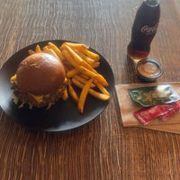 Foto diambil di Sketch Burger ® oleh Sطْ 🏋🏾 pada 10/19/2023