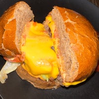 Foto diambil di Sketch Burger ® oleh Sطْ 🏋🏾 pada 11/23/2023