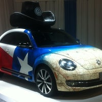 รูปภาพถ่ายที่ Volkswagen Showroom at the State Fair โดย Lorrie T. เมื่อ 10/1/2012