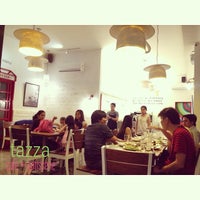 4/8/2014 tarihinde Tazza Cafe and Patisserieziyaretçi tarafından Tazza Cafe and Patisserie'de çekilen fotoğraf