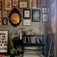 รูปภาพถ่ายที่ Fleur Noire Tattoo Parlour โดย Tamara P. เมื่อ 5/16/2019