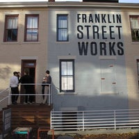Das Foto wurde bei Franklin Street Works von Franklin Street Works am 4/9/2014 aufgenommen