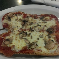 รูปภาพถ่ายที่ Bellacino&#39;s Pizza &amp; Grinders โดย DJ B Gotti เมื่อ 11/25/2012
