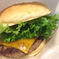 Photo taken at Freshness Burger by チラ見 on 5/1/2015
