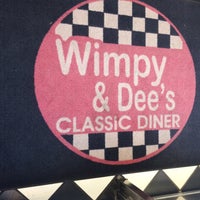 Foto tomada en Wimpy &amp;amp; Dee&amp;#39;s Diner  por Renee T. el 11/25/2016