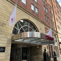 Foto diambil di Leeds Marriott Hotel oleh Eng. M . pada 11/30/2021