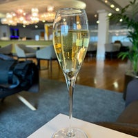 Photo taken at BA Galleries First Lounge by Ilkka P. on 4/9/2023
