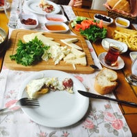 Foto diambil di Gülizar Bahçe oleh Gamze Y. pada 8/5/2015