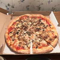 Foto tirada no(a) Savino&amp;#39;s Pizza por Dan em 9/6/2023
