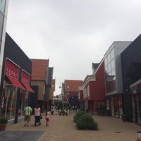 Das Foto wurde bei Designer Outlet Roosendaal von Wesley (Mr. Rewind) V. am 6/14/2015 aufgenommen