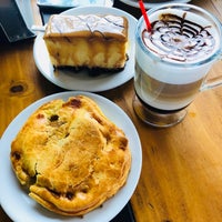 รูปภาพถ่ายที่ Panadería Casa Vieja โดย Valerie F. เมื่อ 5/4/2018