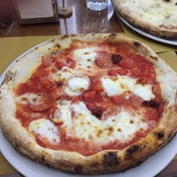 7/31/2017 tarihinde Anatoliy B.ziyaretçi tarafından Pizzeria O&amp;#39; Vesuvio Napoletana Forno Legna'de çekilen fotoğraf