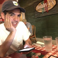 Foto tomada en Bobby V&amp;#39;s Italian Restaurant Pizzeria  por C el 3/27/2018