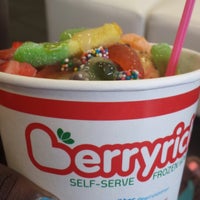 รูปภาพถ่ายที่ Berryrich Frozen Yogurt โดย Lilly G. เมื่อ 5/7/2014