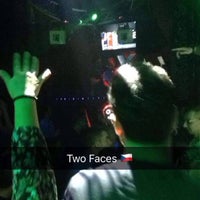 10/22/2016 tarihinde Kátia N.ziyaretçi tarafından Two Faces Music Club'de çekilen fotoğraf