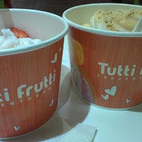 Photo taken at Tutti Frutti Frozen Yogurt by Mariana C. on 5/7/2014