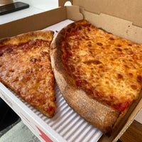 Foto tirada no(a) Joe&amp;#39;s Pizza por A S. em 9/2/2020
