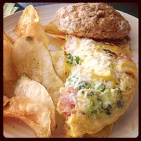 รูปภาพถ่ายที่ Charleston&amp;#39;s Cafe โดย Foodie P. เมื่อ 4/2/2013