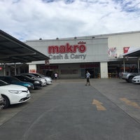 Photo taken at Makro by 111 1. on 9/13/2018