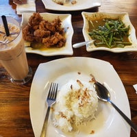 Das Foto wurde bei Malay Village Restaurant von Calvin O. am 6/24/2018 aufgenommen