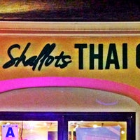 Foto scattata a Green Shallots Thai Cafe da Green Shallots Thai Cafe il 4/16/2014