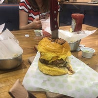 Photo taken at Johnnie Special Burger by Evellin M. on 4/28/2017