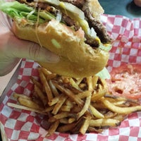 Das Foto wurde bei Richie&amp;#39;s Burger Urge von tanya f. am 12/17/2014 aufgenommen