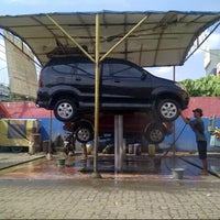 Photo taken at Galph Surya Motor Car Wash by Dara A. on 4/20/2013