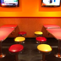 Das Foto wurde bei Lucky&amp;#39;s Famous Burgers von Jean N. am 8/14/2018 aufgenommen