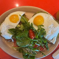 Photo taken at Snooze, an A.M. Eatery by Jing S. on 10/26/2022