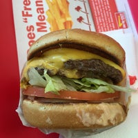 Photo taken at In-N-Out Burger by Gene X. on 8/2/2016