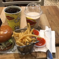 Photo taken at Fatburger by miss wang W. on 4/27/2017