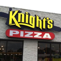 รูปภาพถ่ายที่ Knight&amp;#39;s Pizza โดย Knight&amp;#39;s Pizza เมื่อ 4/23/2014