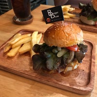 Photo taken at Burger Boom by Cayo M. on 6/10/2018