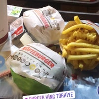 Photo taken at Burger King by Suzan Uzuntepe on 9/12/2019