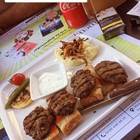 Foto tomada en Mengoli Burgers Steak Fries  por Ysm el 6/13/2021