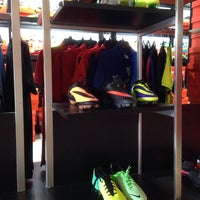 Nike Warehouse Center Ritel Alat Olahraga di Semarang