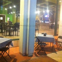 Foto scattata a Midtown Deli &amp; Cafe da Juliet H. il 10/20/2012