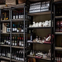 6/14/2014 tarihinde Enoteca Aroma Wine Shopziyaretçi tarafından Enoteca Aroma Wine Shop'de çekilen fotoğraf