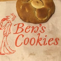 Photo taken at Ben&amp;#39;s Cookies by もひにぃ on 4/23/2017