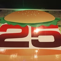 Foto scattata a Burger 25 Toms River da Jonathan M. il 11/23/2018