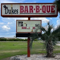 Foto tirada no(a) Dukes Bar-B-Que por Jonathan M. em 6/14/2022