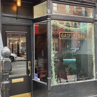 Foto diambil di Gadfly Bar oleh John M. pada 6/1/2022