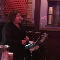 รูปภาพถ่ายที่ Henrietta Hudson Bar &amp;amp; Girl โดย John M. เมื่อ 2/12/2017