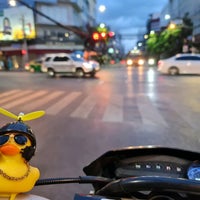 Photo taken at Ratchawong Intersection by Tanakawee แ. on 6/23/2021