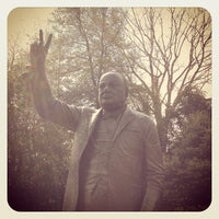 Снимок сделан в Sir Winston Churchill Statue пользователем James B. 3/29/2013