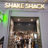 Foto tirada no(a) Shake Shack por Sandy B. em 10/13/2023