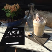 Foto tomada en Yukuli - Café &amp;amp; Espresso Bar  por Daniel K. el 5/21/2014
