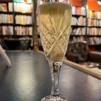 Снимок сделан в Battery Park Book Exchange And Champagne Bar пользователем uəɥdəʇs ə. 10/11/2023